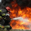 Kraków: Policjanci oraz strażnicy miejscy uratowali z pożaru 69-letniego mężczyznę