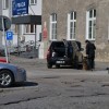 Tarnów: Policyjni pirotechnicy zajęli się podejrzanym pakunkiem znalezionym pod samochodem