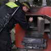 Zużyty olej silnikowy spalał w piecu - dostał mandat od strażników